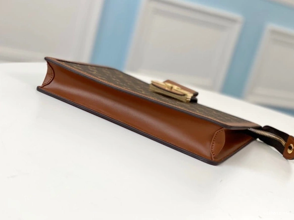 WIS CHANELUTCH LOUIS VUITTON 0811